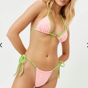 Frankies bikinis, stl S  - Helt ny bikini från Frankies bikinis! Originalpris 2000 kr. Jag säljer detta set (båda stl S) eftersom jag ångrade mig och returen kostar 400. Lapparna sitter kvar, även intim-skyddet. Båda kommer att skickas i sina orginalpåsar. Väldigt bra passform, jag har storlek 38/75B ☺️
