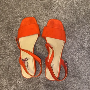 Orange klackskor  - Orange klackskor perfekta inför sommaren. Priset kan diskuteras vid intresse. Önskas fler bilder, kontakta mig💕