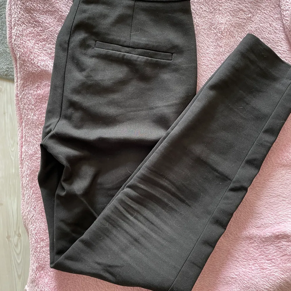 Ett par svarta kostymbyxor från Selected femme, i storlek 34 (xs). Snålt använda pga fel storlek.. Jeans & Byxor.