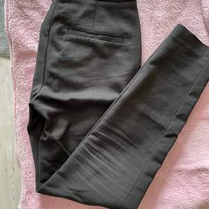 Ett par svarta kostymbyxor från Selected femme, i storlek 34 (xs). Snålt använda pga fel storlek.