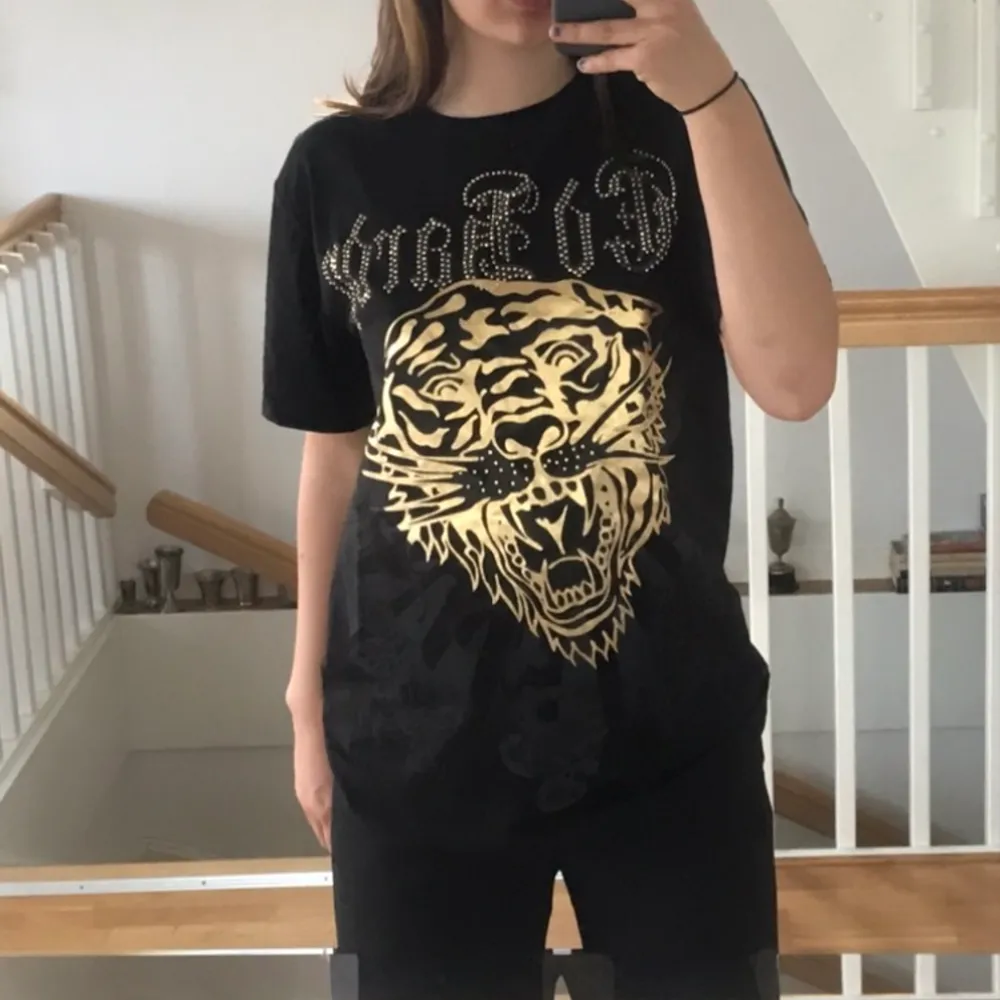 Säljer denna äkta och rare edhardy t-shirten! Svart och guldig🖤 Storleken är XL men jag på bilden är en S! Helt felfritt skick, som ny! Skriv vid intresse!. T-shirts.