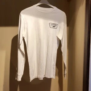 Långärmad Vans - Snygg tröja som har blivit för liten. Sitter lika bra på tjejer o killar | Hör av er om ni har frågor!