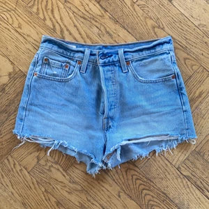 Levis shorts - Skitsnygga Levis shorts med fina knappar! Står av någon anledning inte W och L men skulle säga att dem passar en S och dem är köpta i Levis butiken som låg i Kompassen i Göteborg för några år sedan. Köparen står för frakt!