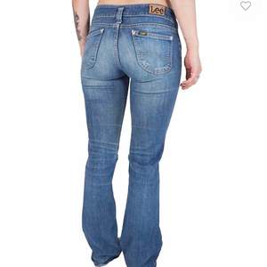  As snygga vintage jeans, små i storleken och tajta. Väldigt fin färg och fint utsvängda. 💓 ! Byrå gärna och pris  får diskuteras ( bilden är lånad då jag ej får på mig jeansen, men dom ser identiska ut förutom färgen )🥰