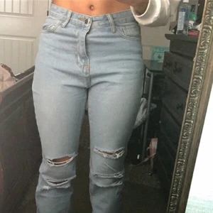 Jeans storlek M - Helt ny bara provad. Storlek M och den är lång så även passar även för långa.