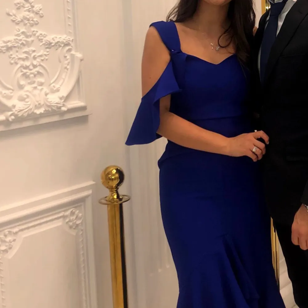 Elegant blå klänning storlek 36/38 , använd endast en gång.. Klänningar.