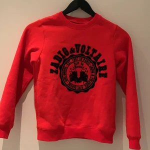 Zadig tröja - Säljer en jätte fin röd tröja från Zadig & Voltaire, säljer pga att den är från barnavdelningen, nypris: 800  