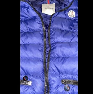 Moncler väst - Storlek S/M. Nyskick!! Nypriset för den var 5400:- kvitto finns tyvärr inte. Men den är äkta såklart💕🌟Jag kan mötas upp i Stockholm💗