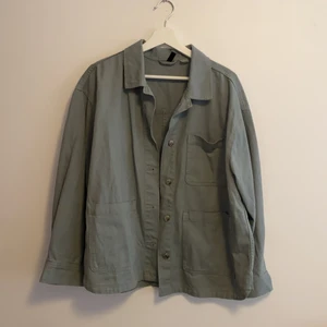 Jeansjacka - Grön jeansjacka från H&M. Priset går att diskuteras vid intresse💕 önskas fler bilder kontakta mig! 