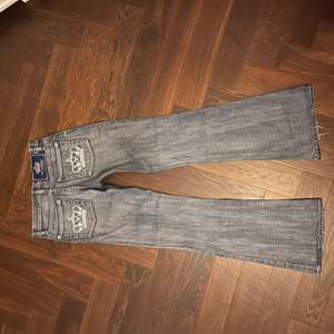 Lägger ut igen pga oseriös köpare. Buda med max 50kr upp och minst 10kr. Superfina Victoria Beckham jeans i bootcut modell. Inga slitningar eller fläckar. Midjemått 73 cm. För att tillläga är även jeansen i en mer blå aktiv färg i verkligheten.