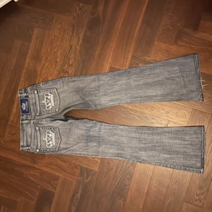Victoria Beckham jeans - Lägger ut igen pga oseriös köpare. Buda med max 50kr upp och minst 10kr. Superfina Victoria Beckham jeans i bootcut modell. Inga slitningar eller fläckar. Midjemått 73 cm. För att tillläga är även jeansen i en mer blå aktiv färg i verkligheten.