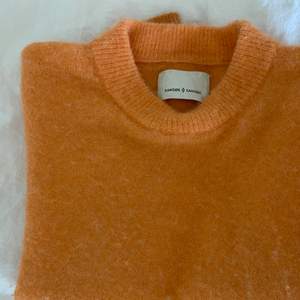 Säljer min orangea samsøe tröja i alpaca wool. Stl M. Köpare står för frakt. 