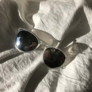 Solglasögon - Snygga silvriga solglasögon från ur och penn🦋