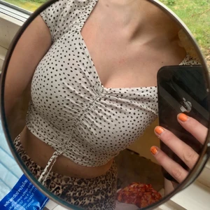 Topp - Prickig söt topp från H&M, är för liten så används inte längre tyvärr(pris går att diskuteras)✨✨ köparen står för frakten❤️