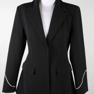 SÖKES - Söker denna kavaj från Gina tricot x Icona Pop i stl 42 eller 44.