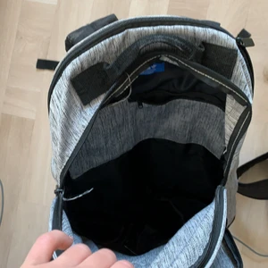 Adidas ryggsäck - Ryggsäck från adidas original, köpt på zalando för ca 4 år sen. Har bra fickor och är i bra skick, använts mindre än 10 gånger