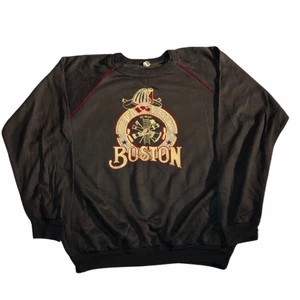 Boston - vintage sweatshir - En väldigt cool sweatshirt med en mörkgrå färg och ett tryck som påminner om 90-talet. Den är även sydd på ett 90-talsätt. Perfekt att ha som baggy. Köpt på tjmaxx i USA