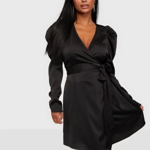 Klänning  - Använt en gång. Snygg klänning och kan skicka mer bilder på den om du är intresserad.