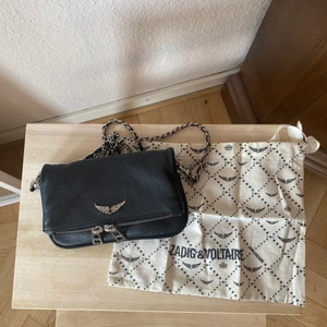 Zadig väska  - En äkta Zadig väska i läder. Använd fåtal gånger och är i fint skick. Nypris: 2179 