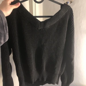 Stickad of shoulder tröja! - En söt stickad of shoulder tröja. Frakt tillkommer ❣️