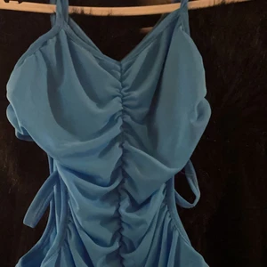 Blå body - En snygg oanvänd blå body med prislapp på. Väldigt snygga detaljer. Väldigt bekväm och fint material. Har en väldigt snyggpassform även och snygga detaljer på! 