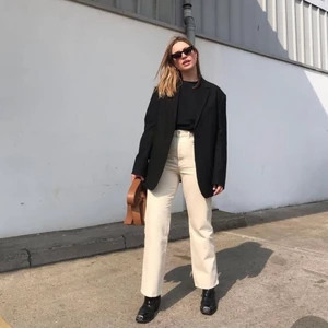 Beige jeans 🌞  - Tyvärr blivit för små för mig, helt perfekta beiga vida jeansen 💕