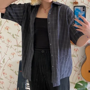 världens skönaste skjorta - detta är typ världens skönaste skjorta!! jättehärlig att ha över iprincip vad som hällst och funkar till nästan allt. det står storlek M men sen sitter som en XL på mig. den ser ut att vara svart på bilderna men jag skulle säga att den egentligen är mörkblå <33