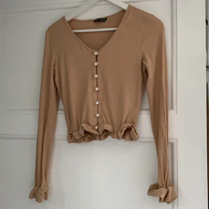 Beige tröja  - En beige långärmad tröja från SHEIN. Använda ett fåtal gånger då den inte är min stil