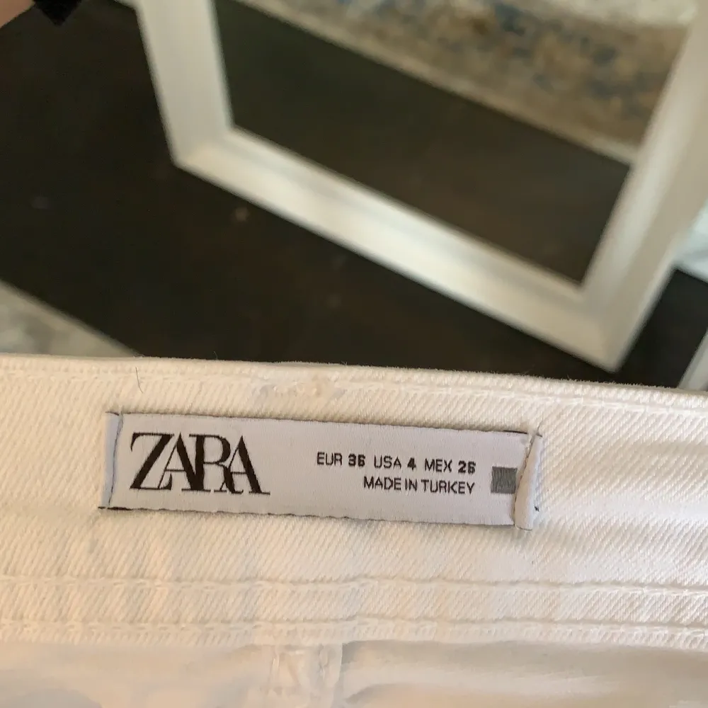 Säljer mina vita bootcut från zara som knappt är använda, väldig långa i benen vilket passar mig som är 168. Fin detalj med fickor framtill. . Jeans & Byxor.