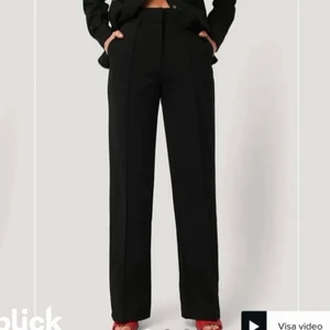 NA-KD Bestseller kostymbyxor - Som nya, inga tecken på slitage, slits bak vid benen, super sköna och snygga med en söm längst benen!