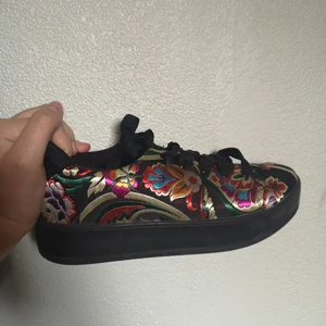 Broderade skor - Fina platåskor med broderi. Brodering har lite lätt slitage men är i övrigt i väldigt fint skick. 