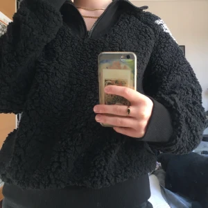 Mjuk luddig tjocketröja zip collar - En jättemysig tjocketröja med dragkedja i halsen! Den är luddig och extremt mjuk, vet inte hur bra det syns på bilderna. 