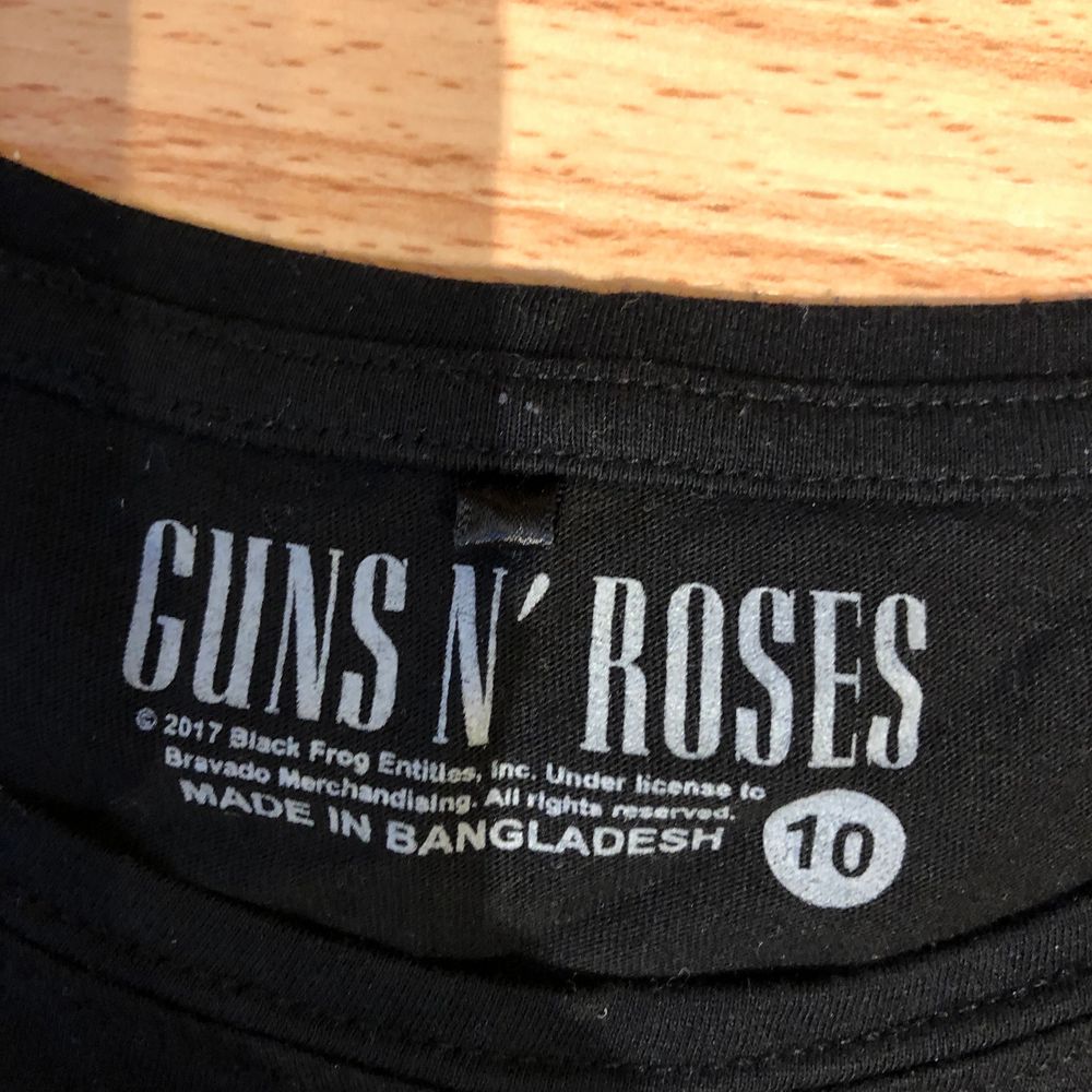 official guns n’ roses band tee. only worn a few times and in basically new condition! :). T-shirts.