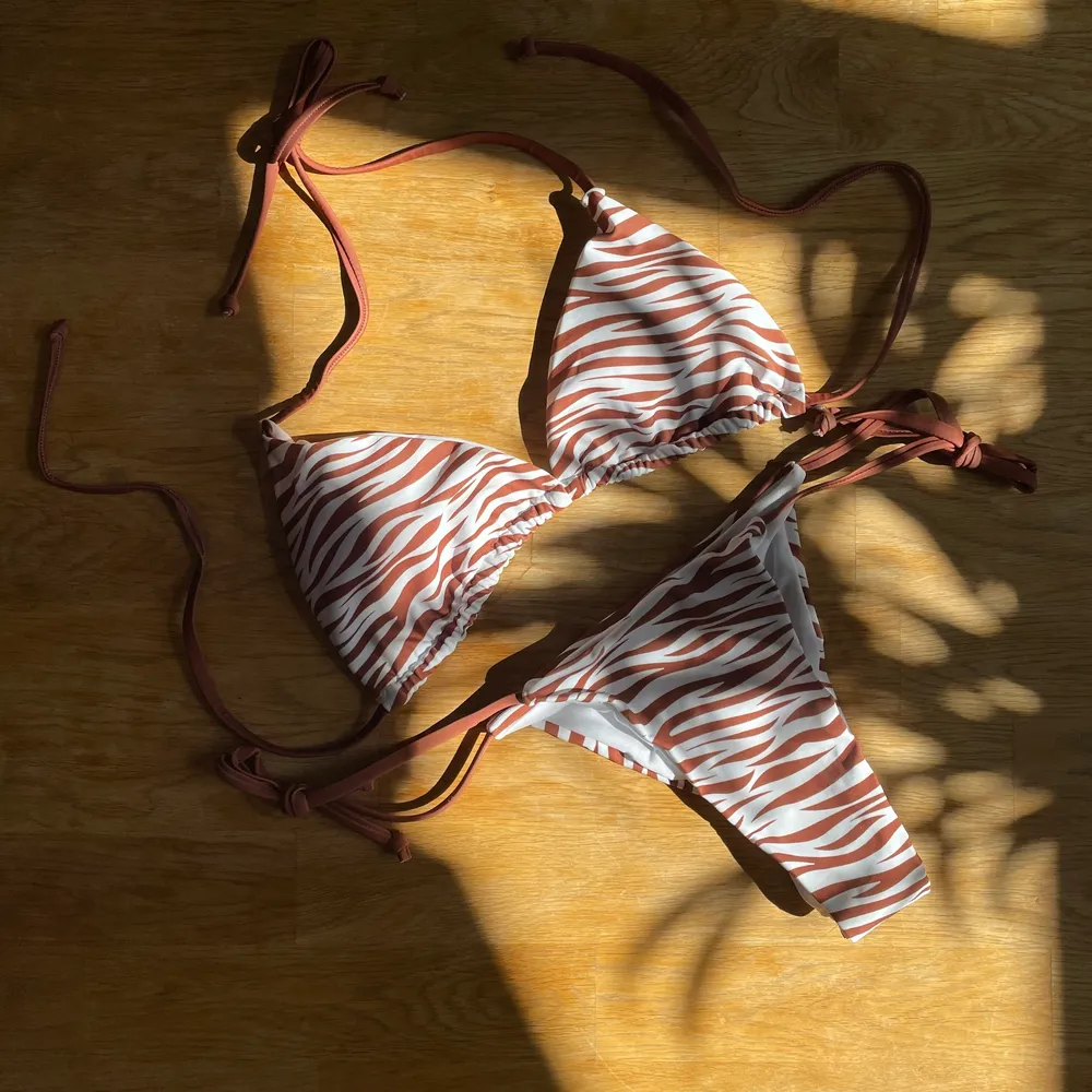 En jättefin mönstrad triangle bikini som är helt ny och oanvänd, st på bikini är en S/M. Kan mötas upp i Stockholms innerstad eller posta den, köparen står för frakten. 🌸. Övrigt.