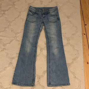 Säljer mina low Rise jeans då dom är för korta för mig jag är 166 cm men har väldigt långa ben,  dom är köpta secondhand och super söta. Själv har jag inte använt dom så länge man inte räknar med provning. Pris 110+frakt blir 60 så totalt 170