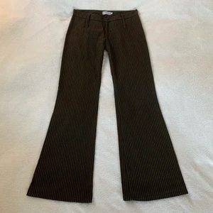 Randiga byxor - Lågmidjade utsvängda bruna randiga byxor! Så snygga men tyvärr lite för små för mig, stl 28 men skulle säga att dom är som XS! Innerbenslängden är ca 75 cm och midjemåttet ca 74 cm 🤎