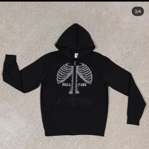 One of one zip hoodien  - En helt ny one of one zip hoodie från deras senaste limited drop, alltså kommer den inte komma ut igen. Den är såklart äkta och i helt ny skick, inte änvänd. Kontakta gärna mig så pratar vi pris och mer detaljer!