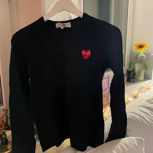 Comme des garcons PLAY långärmad tröja - Långärmad tröja från comme des garcons play! Superfint skick, använd ca 3 ggr. Storlek M passar även S! 