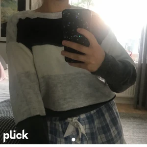 Stickad tröja  - Jättesnygg stickad tröja från H&M. Storlek S men passar även XS och M skulle jag säga