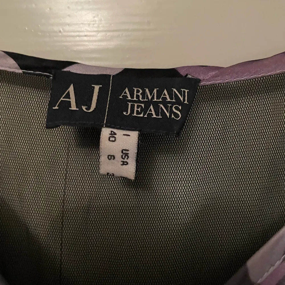 Superfin klänning från Armani Jeans i troligt fint skick. Lila/grå kamouflage med orm-detaljer. Tveka inte vid frågor!. Klänningar.
