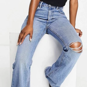 Utsvängda byxor  - Dessa sjukt snygga jeans. Köpta på ASOS från Stradivarius. Säljer för att det är för långa på mig. 