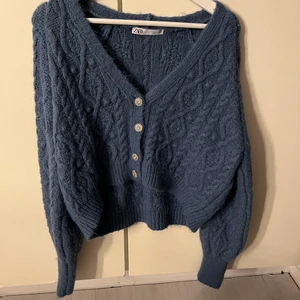Blå stickad kofta från Zara💗 - En stickad mjuk kofta från zara, använder inte längre men fortfarande bra skick 