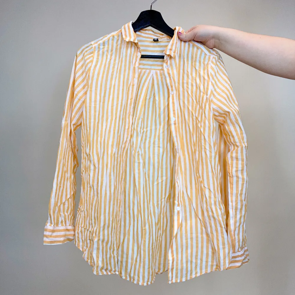 Vit och orange randig skjorta i storlek 36. Använd få gånger och i gott skick! . Skjortor.