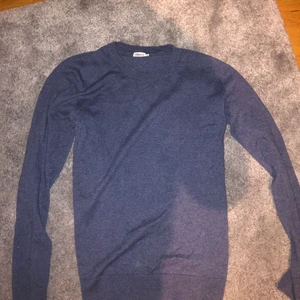 Filippa K sweatshirt - En Filippa K sweatshirt som jag tyvärr växt ur mig! Storleken är S och är inköpt för 1100kr! Tröjan är använd 4 gånger och mitt pris är 250kr! Hör av dig vid frågor :)