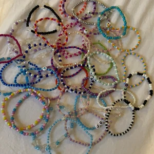 Armband  - Hej! Jag säljer armband som jag har gjort själv för 15kr stycket! Gör även ringar som kostar 5kr styck💞🙌🏼 på tredje bilden ser ni vilka pärlor jag har så ni kan själva designa dom!⚡️ har massor av olika pärlor!💞🙌🏼 bara att skriva vid intresse!! Dela gärna!  Ni kan t.ex välja att göra matchande armband till er  partner eller vän!! Tråden är stretchig!