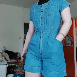 Denim jumpsuit - Så gullig denim jumpsuit med fickor och knappar. På bilderna hade jag ett svart linne under (det som syns vid halsen fyi). Köpte den utan att prova och den e tyvärr för liten för mig, hoppas den får ett nytt hem 🌸 Kan mötas upp i Stockholm City 