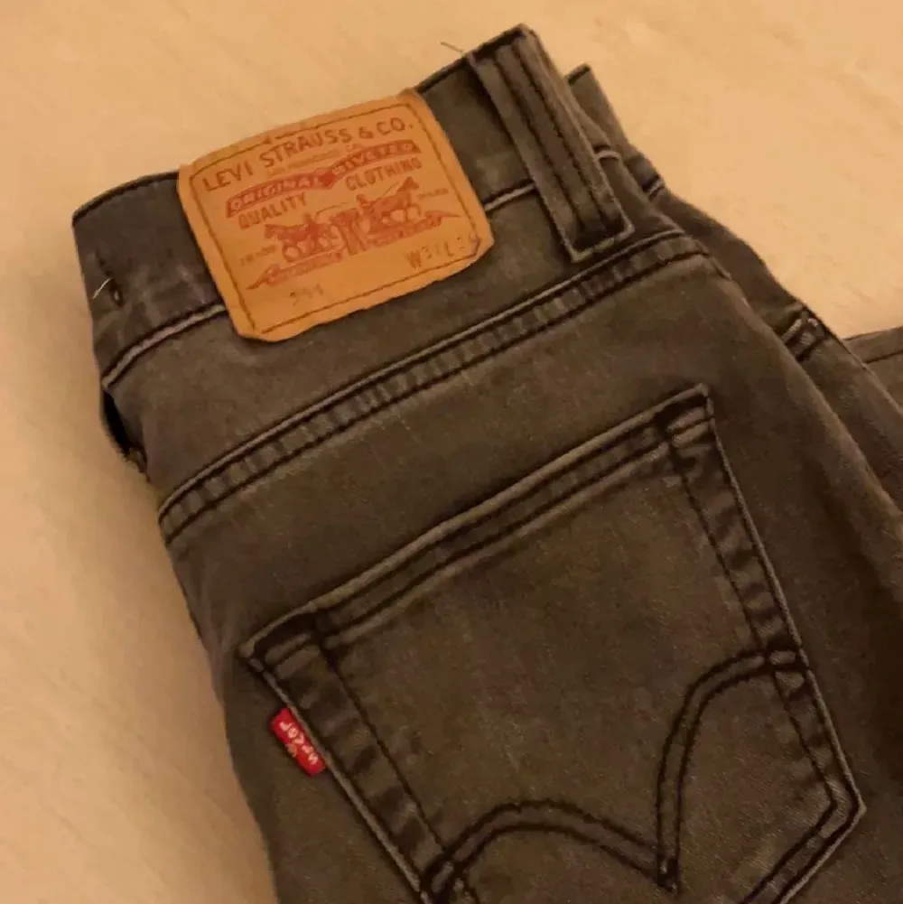 Använda fåtal gånger lappen där bak är lite sönder men inget man tänker på. Jeans & Byxor.