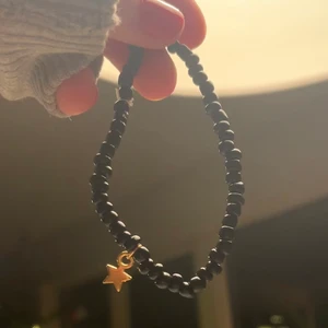 Svart armband med guldig stjärna ⭐️ - Armband med svarta pärlor och guldig stjärna 🖤 24kr för frakten 🤍