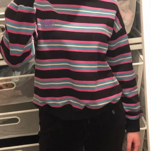 Junk yard tröja - En randig tröja som är från junk yard. Den köptes för ca 1 år sedan och finns inte kvar på hemsidan. Jag köpte den för runt 599 kr och säljer nu för 250 + frakt. Bra skick. Säljs då den inte kommer till användning.