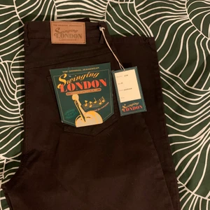 Bruna jeans - ❗️intessekoll❗️ Ett par skitsnygga bruna, baggy jeans som är köpta på secondhand men har alla lappar kvar. Dom är bra i längden på mig och jag är ca 166. Inga fläckar eller hål! Frakt tillkommer. Skriv vid frågor!